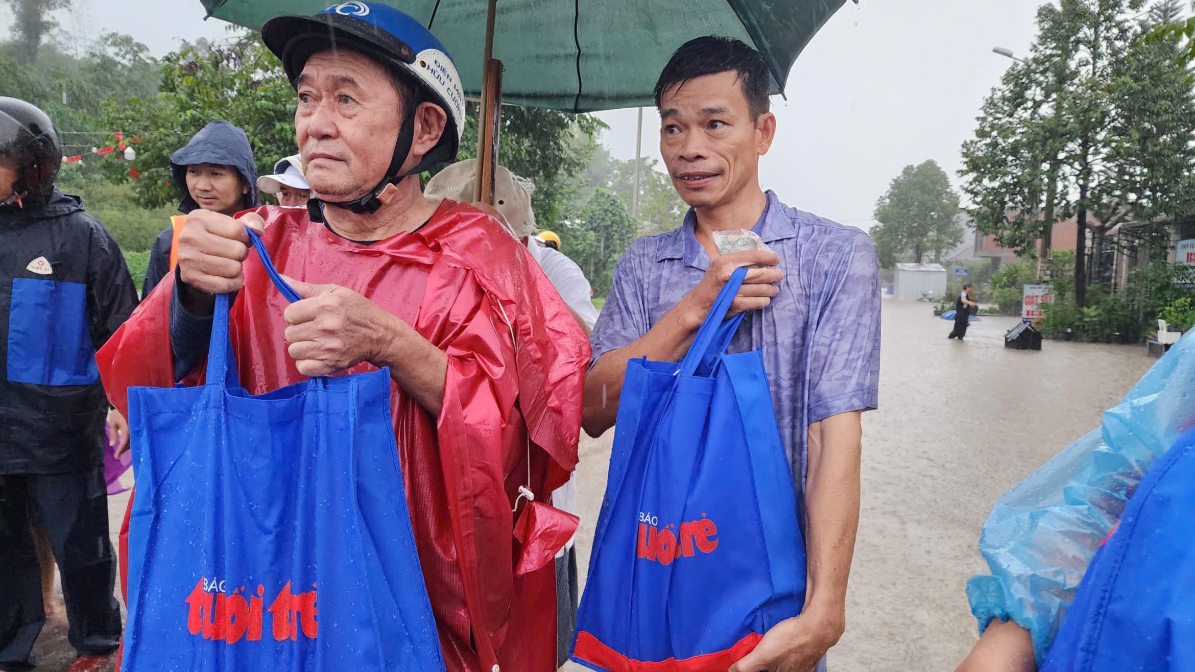 听到《青年报》来了,我蹚水出来领礼物